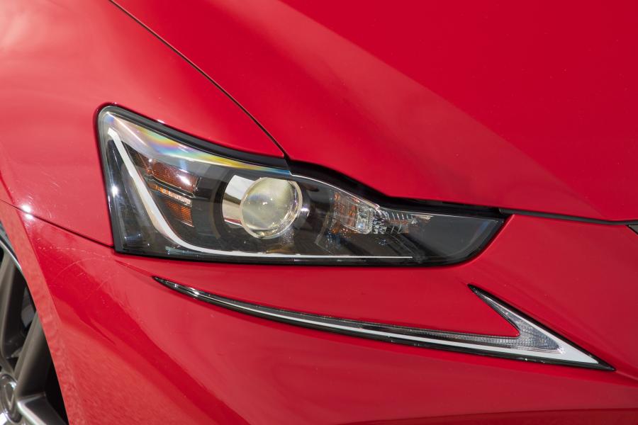 Детали экстерьера Lexus IS200t F-Sport 2016 года  (NA) (фото 20 из 27)